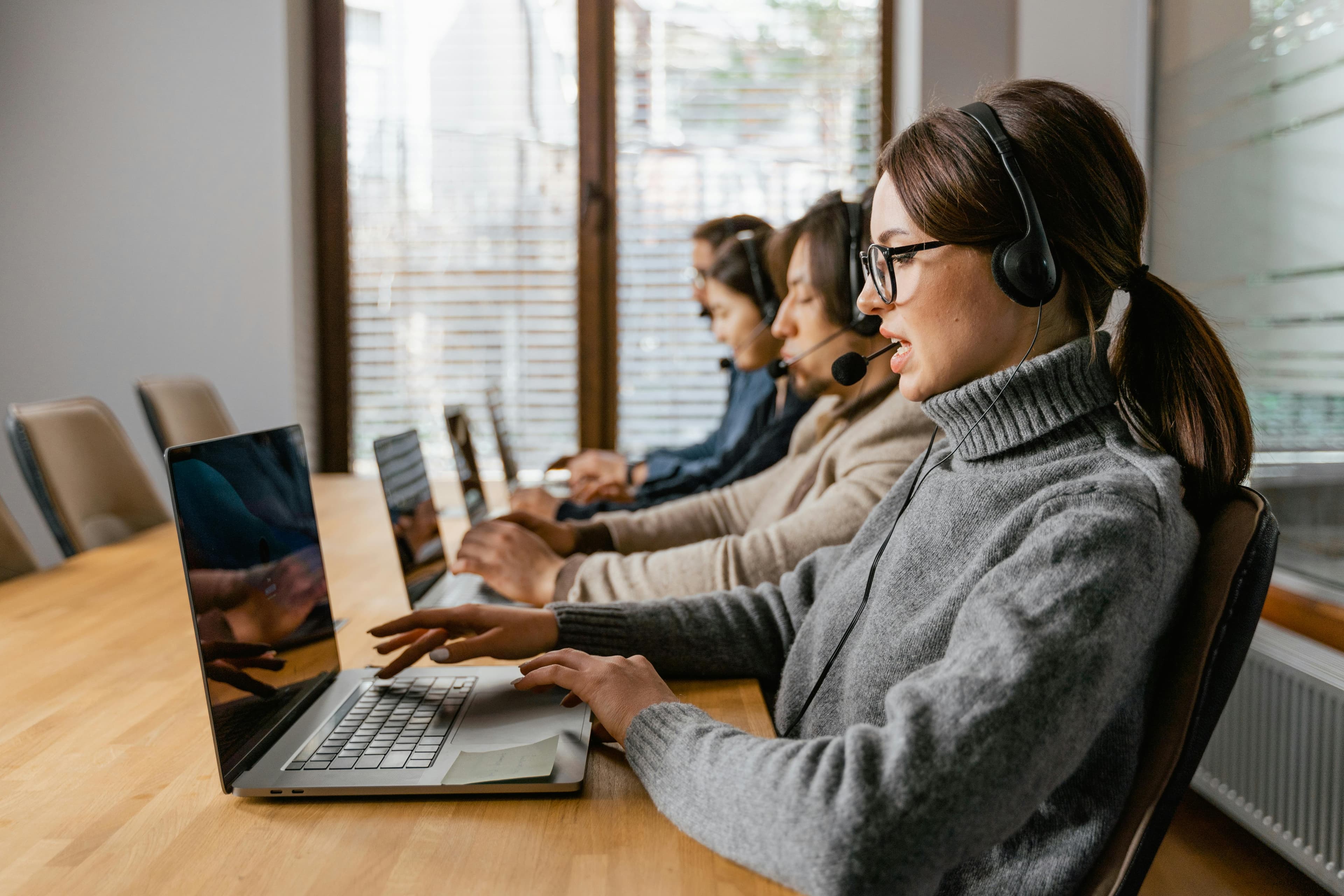 Equipe de atendimento ao cliente usando o CRM com IA do PulseChat no WhatsApp